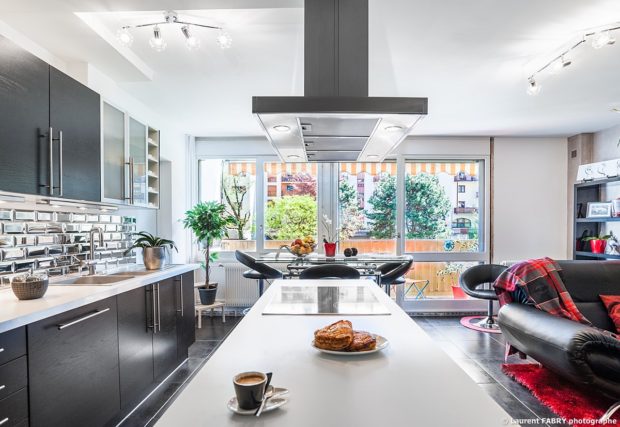 Photographe immobilier pour un appartement à Chambéry : îlot central de cuisine et sa hotte
