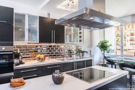 Photographe immobilier pour un appartement à Chambéry : la cuisine moderne aménagée