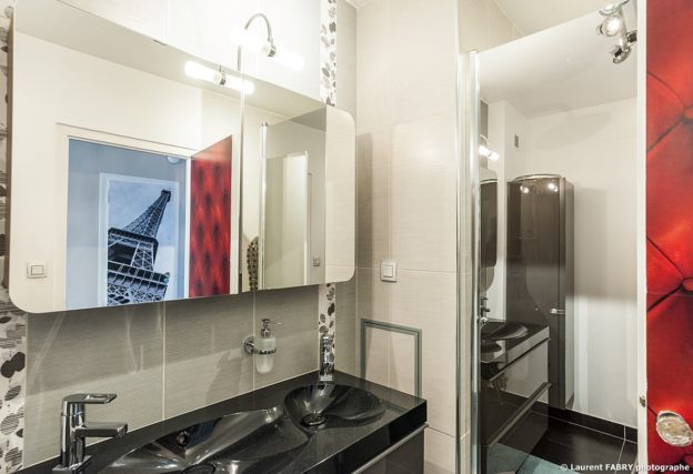 Photographe immobilier pour un appartement à Chambéry : la salle de bain très design