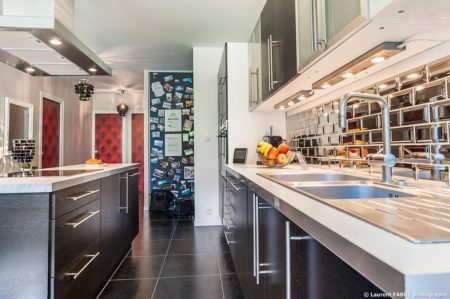 Photographe immobilier pour un appartement à Chambéry : cuisine aménagée