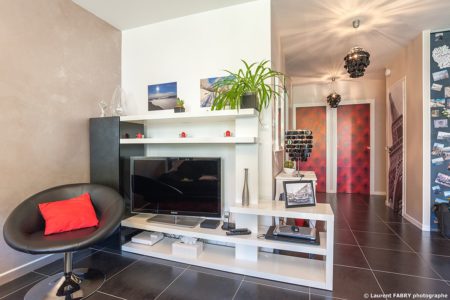 Photographe Immobilier Pour Un Appartement à Chambéry : Salon Et Coin TV