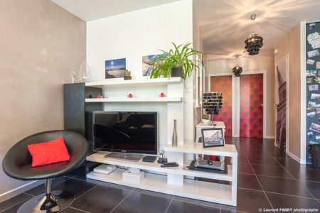 Photographe immobilier pour un appartement à Chambéry : salon et coin TV