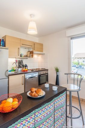 Photographe immobilier pour un appartement près d'Annecy : le coin cuisine ouvert