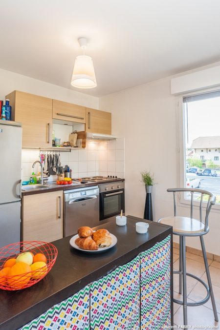 Photographe immobilier pour un appartement près d'Annecy : le coin cuisine ouvert