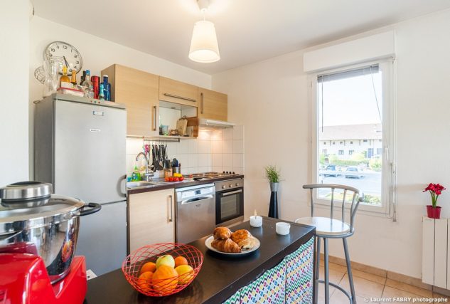 Photographe immobilier pour un appartement près d'Annecy : le coin cuisine ouvert