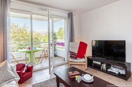 Photographe immobilier pour un appartement près d'Annecy : le coin TV dans la pièce principale