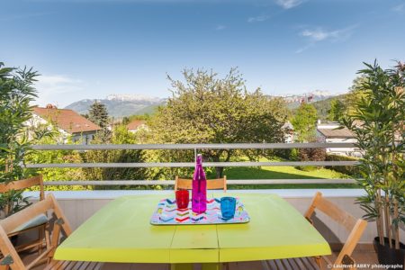 Photographe immobilier pour un appartement près d'Annecy : large balcon avec une belle vue