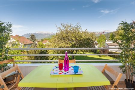 Photographe Immobilier Pour Un Appartement Près D'Annecy : Large Balcon Avec Une Belle Vue