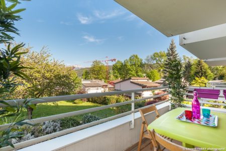 Photographe immobilier pour un appartement près d'Annecy : vue du balcon - terrasse
