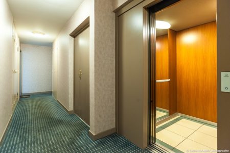 Photographe Immobilier Pour Un Appartement Près D'Annecy : Le Couloir Sur Le Pallier De L'appartement