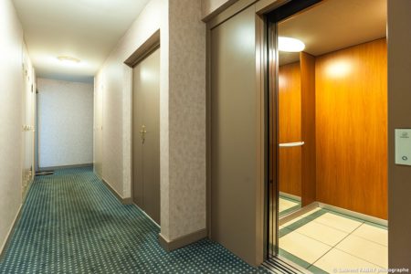 Photographe immobilier pour un appartement près d'Annecy : le couloir sur le pallier de l'appartement