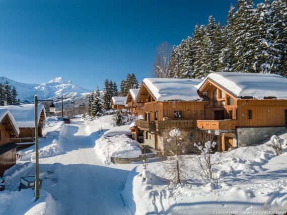 Shooting photo immobilier dans les Alpes : vue extérieure en hiver