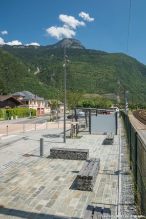 Parvis de la gare de Saint-Avre (Savoie), réalisation EVS : reportage photo professionnel pour un paysagiste
