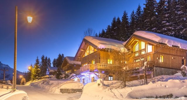 Shooting photo immobilier dans les Alpes : vue extérieure de nuit sous la neige