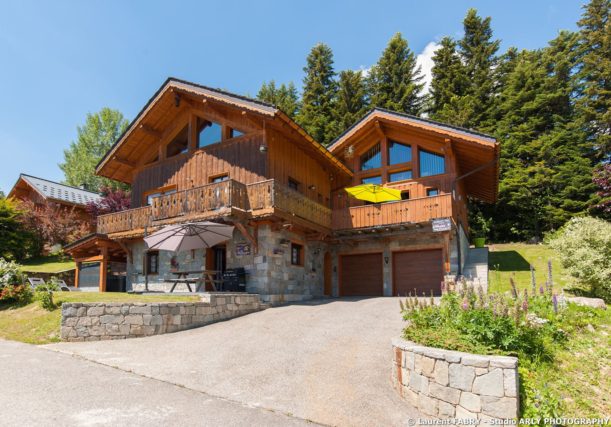 Shooting photo immobilier dans les Alpes : vue extérieure en été
