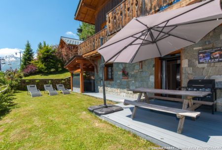 Shooting Photo Immobilier Dans Les Alpes : Terrasse De L'appartement Et Son Barbecue