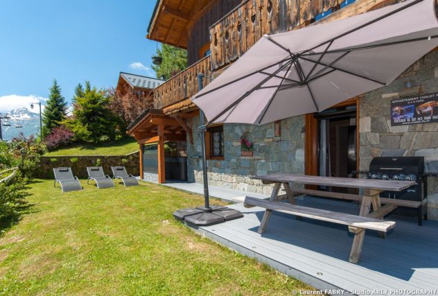 Shooting photo immobilier dans les Alpes : terrasse de l'appartement et son barbecue