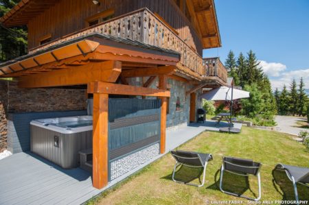 Shooting Photo Immobilier Dans Les Alpes : Jacuzzi Extérieur De L'appartement