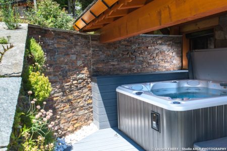 Shooting Photo Immobilier Dans Les Alpes : Le Jaccuzzi Abrité Sous Une Terrasse