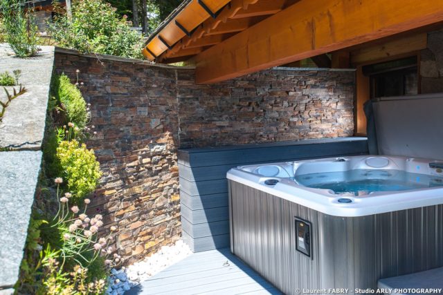 Shooting photo immobilier dans les Alpes : le jaccuzzi abrité sous une terrasse