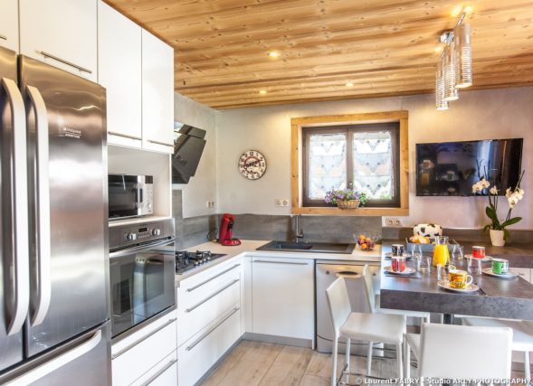 Shooting photo immobilier dans les Alpes : la cuisine de l'appartement