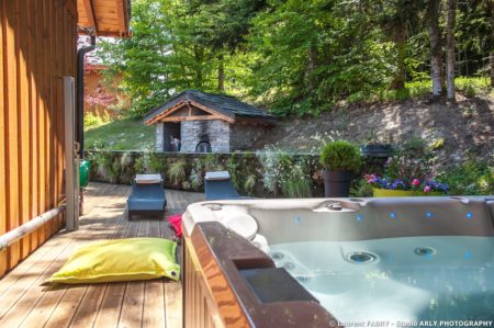 Shooting photo immobilier dans les Alpes : la terrasse du chalet et son jacuzzi extérieur