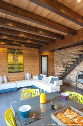 Shooting photo immobilier dans les Alpes : coin salon du chalet