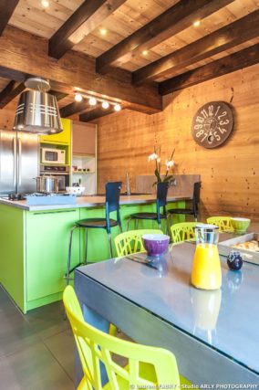 Shooting photo immobilier dans les Alpes : cuisine du chalet