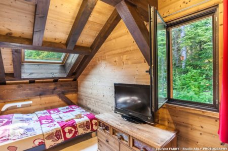 Shooting Photo Immobilier Dans Les Alpes : Une Chambre Double Donnant Sur La Forêt