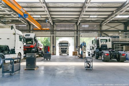 Un véhicule entre dans l'atelier de Man Truck & Bus Center de Chignin, en Savoie
