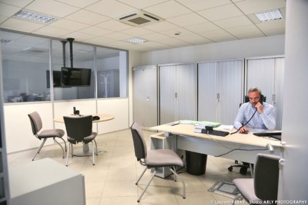 Photographe professionnel dans les bureaux de la concession Man Truck & Bus Center de Chignin, en Savoie