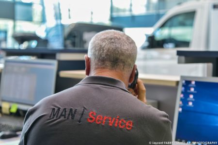Photographe professionnel dans les bureaux de la concession Man Truck & Bus Center de Chignin