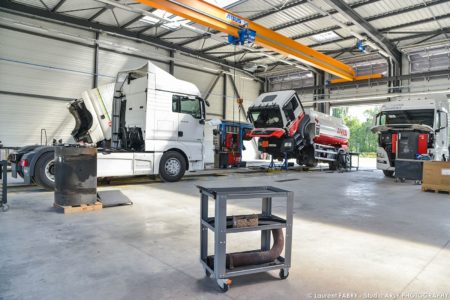 Véhicules de transport routier immobilisés au Man Truck & Bus Center de Chignin