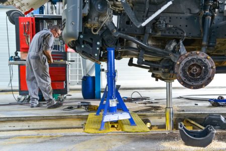 Véhicule de transport routier immobilisé au Man Truck & Bus Center de Chignin, Savoie