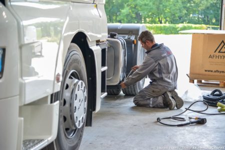 Un technicien intervient sur un véhicule de transport routier au Man Truck & Bus Center de Chignin