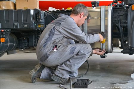 Photographe industriel : un technicien intervient sur un véhicule de transport routier Man Truck & Bus Center