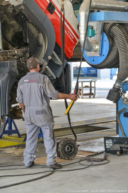 Photographe industriel dans l'atelier : véhicules de transport routier Man Truck & Bus Center