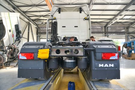 Arrière d'un véhicule dans le centre de maintenance pour véhicules de transport routier