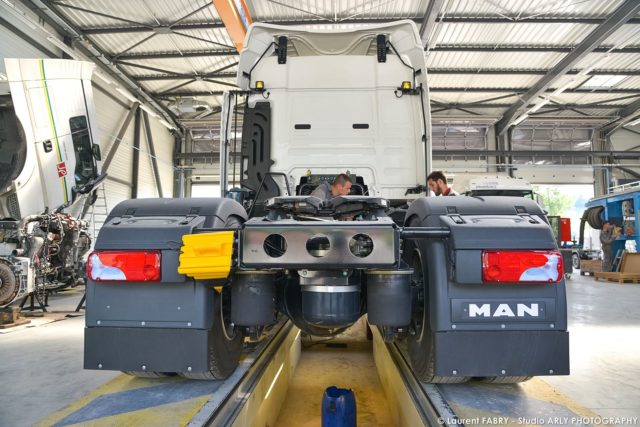 Arrière d'un véhicule dans le centre de maintenance pour véhicules de transport routier