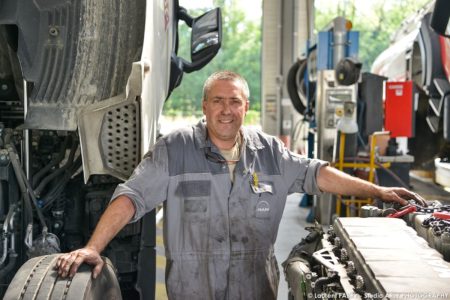 Portrait par un photographe industriel près de Chambéry dans un centre de maintenance pour véhicules de transport routier