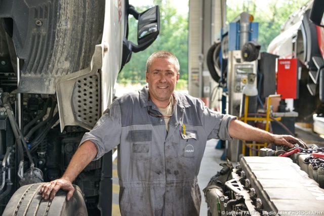 Portrait par un photographe industriel près de Chambéry dans un centre de maintenance pour véhicules de transport routier