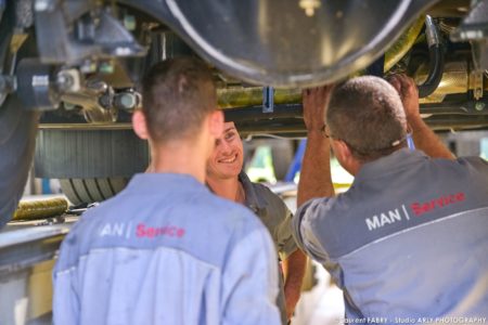 Photographe industriel près de Chambéry dans l'atelier du centre de maintenance pour véhicules de transport routier Man Truck & Bus Center