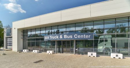 Façade du centre de maintenance pour véhicules de transport routier