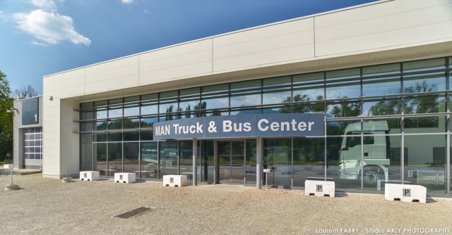 Façade du centre de maintenance pour véhicules de transport routier