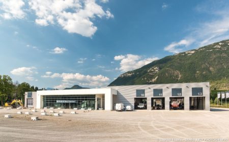 Centre de maintenance pour véhicules de transport routier face au massif des Bauges