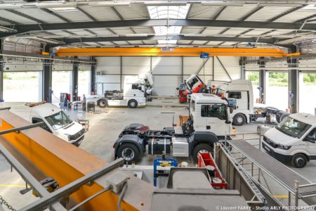Vue générale de l'atelier de maintenance pour véhicules de transport routier