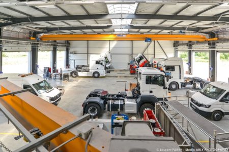 Vue Générale De L'atelier De Maintenance Pour Véhicules De Transport Routier