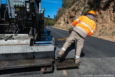 Photographe professionnel BTP Rhône-Alpes : chantier Colas, pose d'enrobé sur la RD809