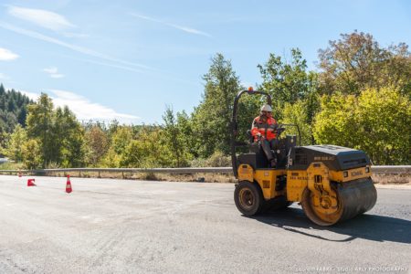 Photographe professionnel BTP Rhône-Alpes : chantier Colas, pose d'enrobé sur la RD809
