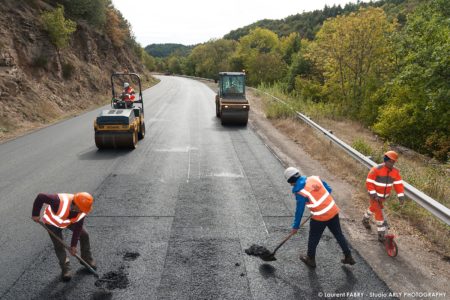 Photographe professionnel BTP Rhône-Alpes : chantier Colas, pose d'enrobé sur la RD809